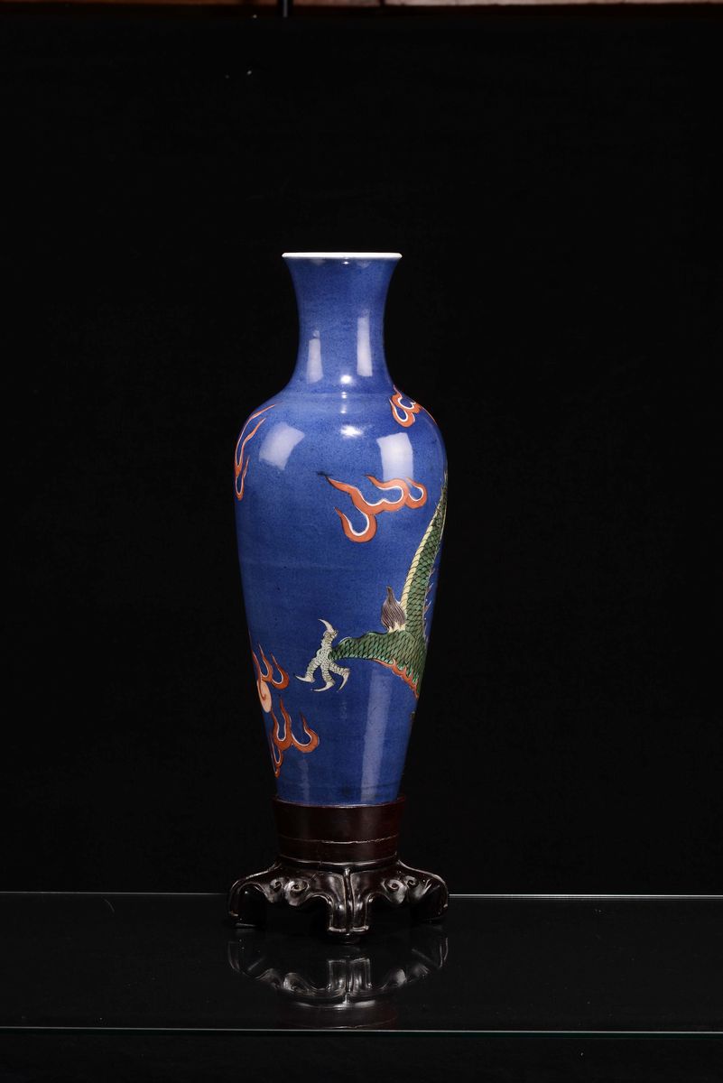 Vaso in Porcellana Policroma su Fondo Blu con Raffigurazione di Dragone, Cina, Dianstia Qing, XIX...