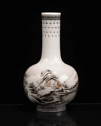 Vaso in Porcellana Bianca con Disegno di Montagne, Cina