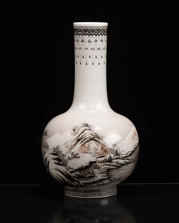 Vaso in porcellana bianca con disegno di montagne, Cina