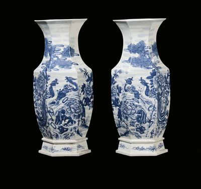 Coppia di Vasi in Porcellana Bianca e Blu a Sezione Esagonale, con Decoro Floreale, Cina, XX Seco...