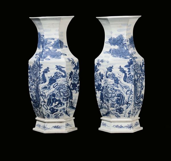 Coppia di vasi in porcellana bianca e blu a sezione esagonale, con decoro floreale, Cina, XX secolo