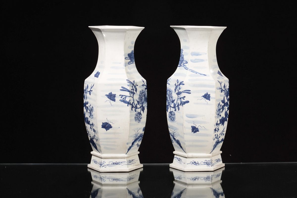 Coppia di Vasi in Porcellana Bianca e Blu a Sezione Esagonale, con Decoro Floreale, Cina, XX Seco...