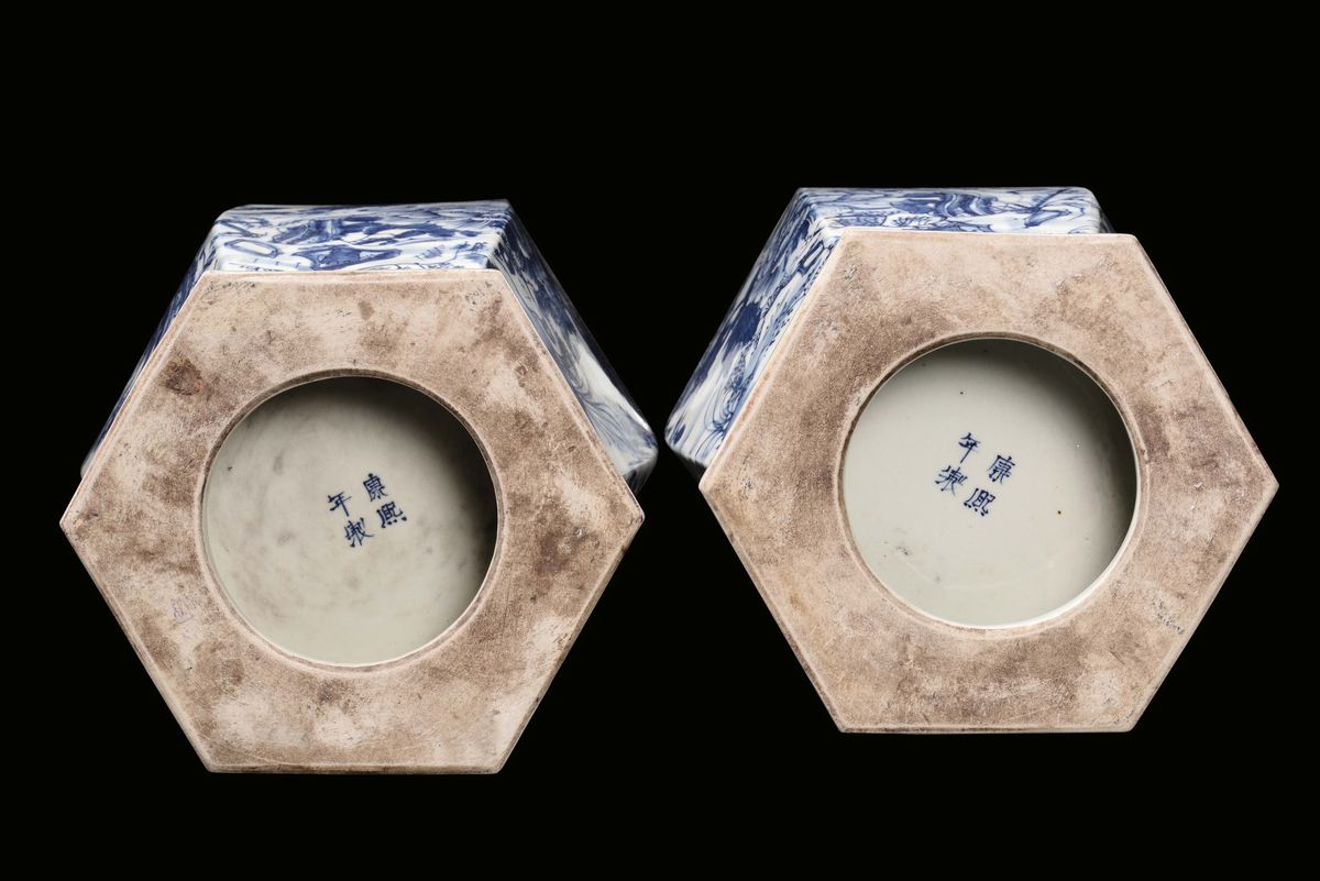 Coppia di Vasi in Porcellana Bianca e Blu a Sezione Esagonale, con Decoro Floreale, Cina, XX Seco...