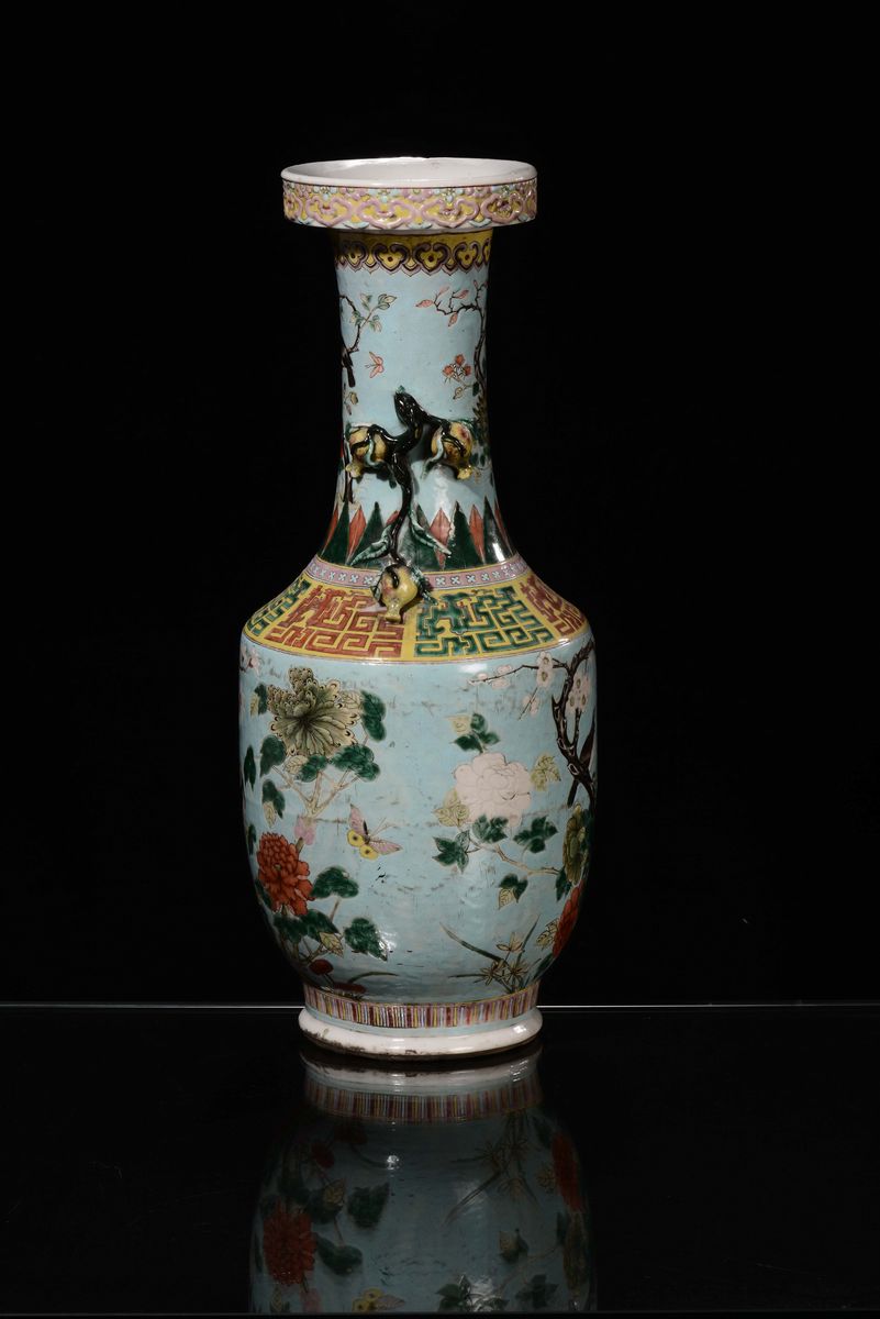 Vaso in Porcellana Policroma con Decoro Naturalistico, Cina, Dinastia Qing, XIX Secolo