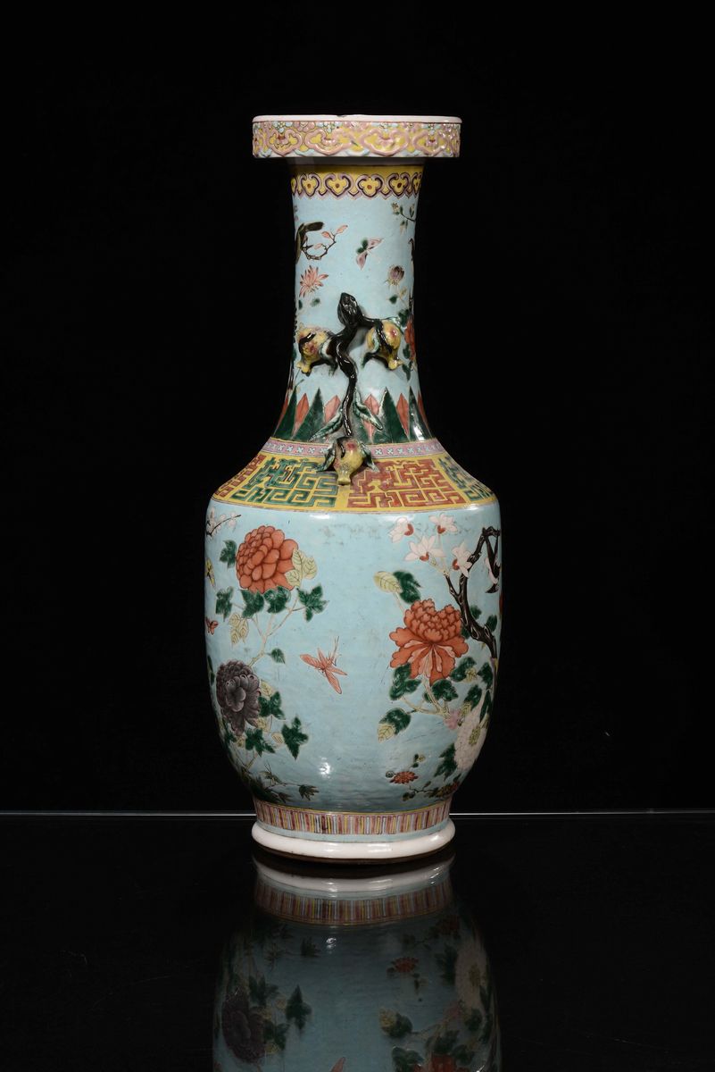 Vaso in Porcellana Policroma con Decoro Naturalistico, Cina, Dinastia Qing, XIX Secolo