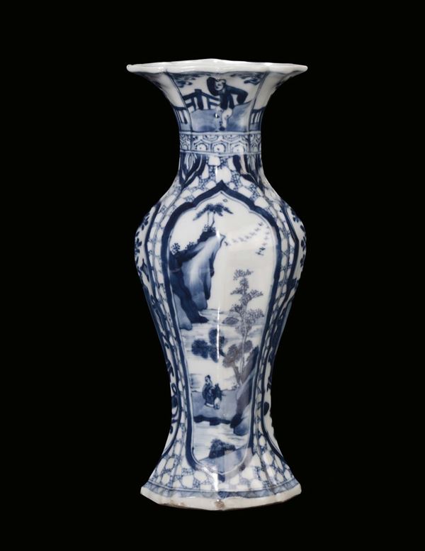 Vaso in porcellana bianca e blu con decoro paesaggistico, Cina Dinastia Qing, Periodo Kangxi (1662-1722)