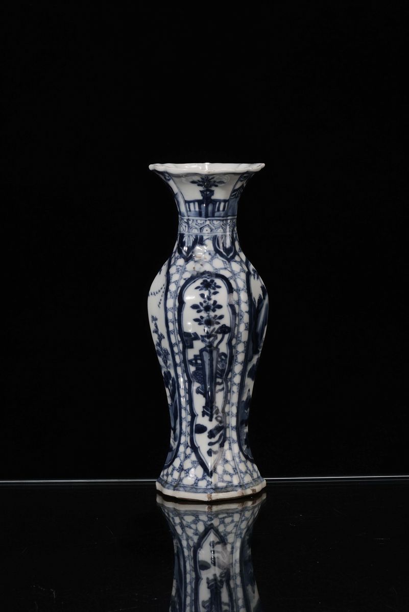 Vaso in Porcellana Bianca e Blu con Decoro Paesaggistico, Cina Dinastia Qing, Periodo Kangxi (166...