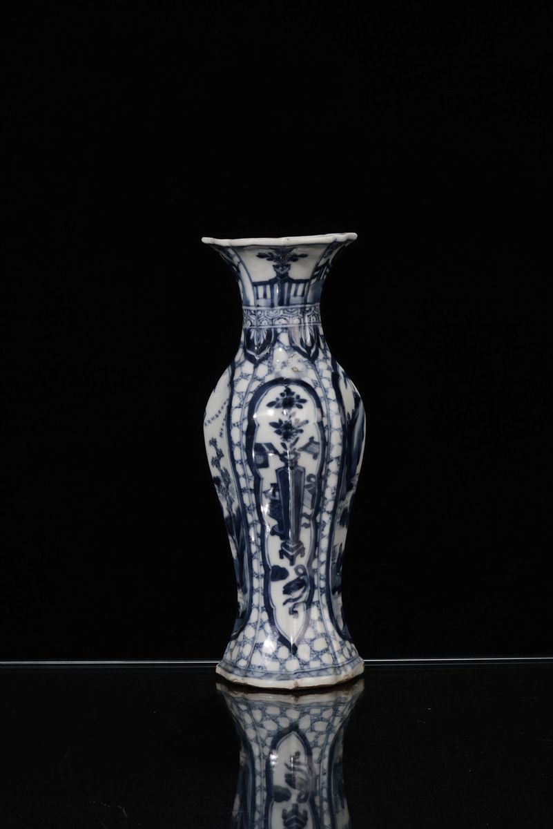 Vaso in Porcellana Bianca e Blu con Decoro Paesaggistico, Cina Dinastia Qing, Periodo Kangxi (166...