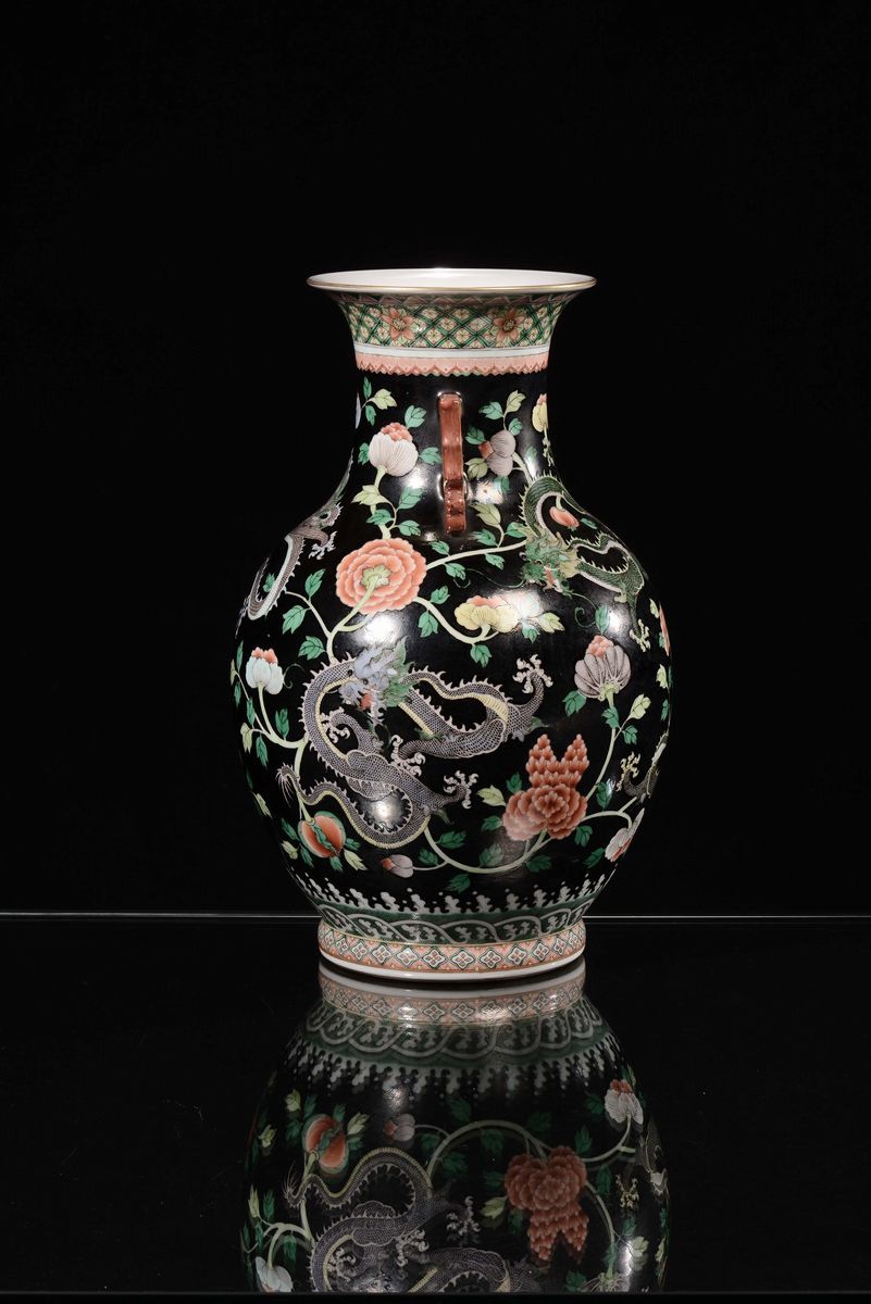 Vaso in Porcellana Policroma su Fondo Nero Raffigurazioni di Draghi, Cina, Dinastia Qing, XIX Sec...