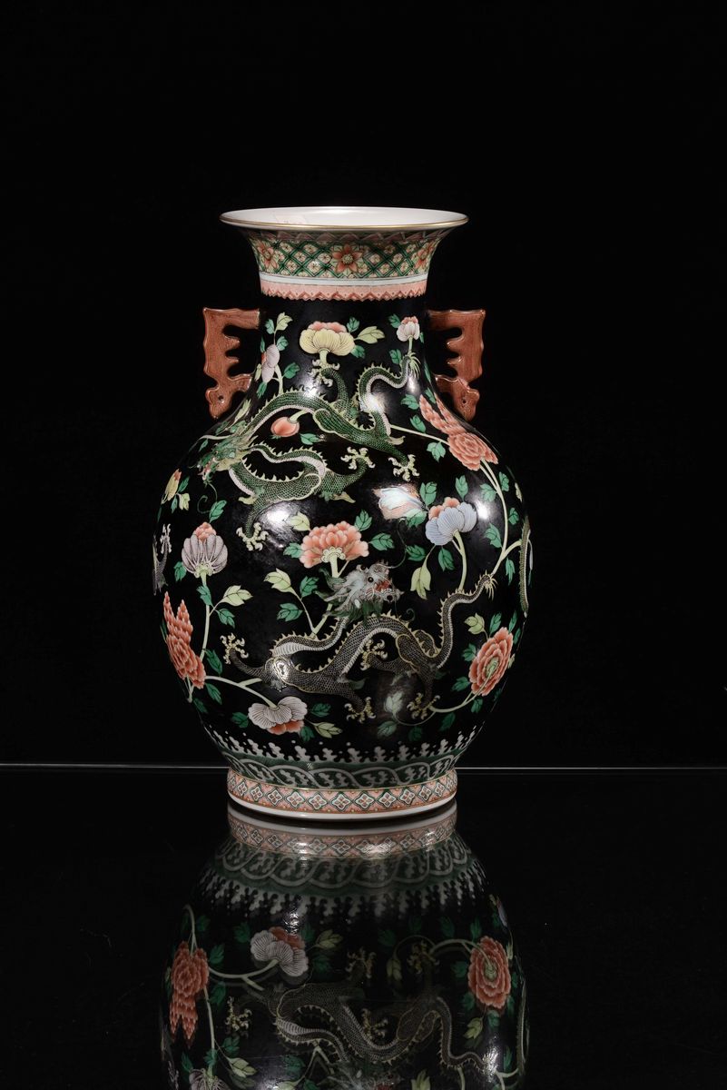 Vaso in Porcellana Policroma su Fondo Nero Raffigurazioni di Draghi, Cina, Dinastia Qing, XIX Sec...