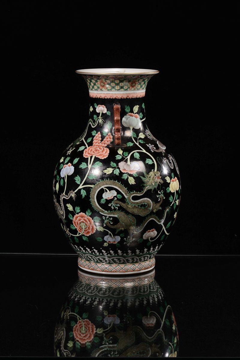 Vaso in Porcellana Policroma su Fondo Nero Raffigurazioni di Draghi, Cina, Dinastia Qing, XIX Sec...