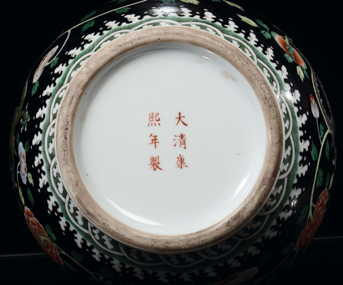 Vaso in Porcellana Policroma su Fondo Nero Raffigurazioni di Draghi, Cina, Dinastia Qing, XIX Sec...