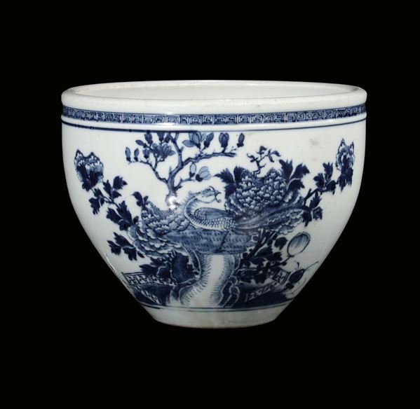 Cachepot in porcellana bianca e blu con decoro floreale, Cina, Dinastia Qing, XIX secolo