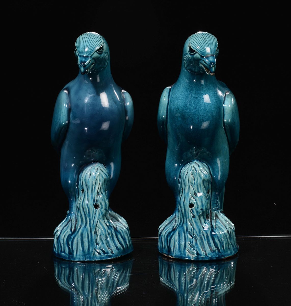 Coppia di Uccelli in Porcellana Monocroma sulla Tonalità del Turchese, Cina, Dinastia Qing, XVIII...