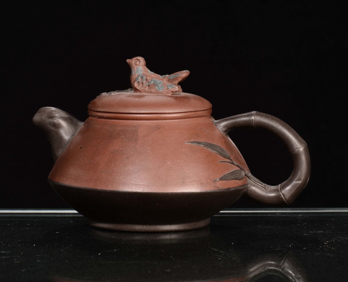 Teiera Yinxing in Gres con Rilievi e Presa del Coperchio a Forma di Colomba, Cina, XX Secolo