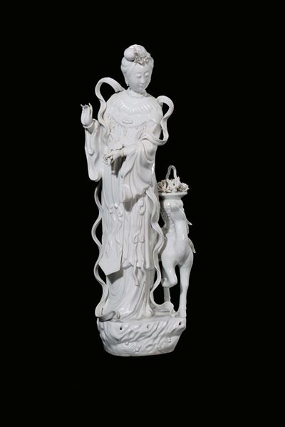 Coppia di Guanyin con Cerbiatto in Porcellana Blanc De Chine, Cina, Repubblica, Inizio del XX Sec...