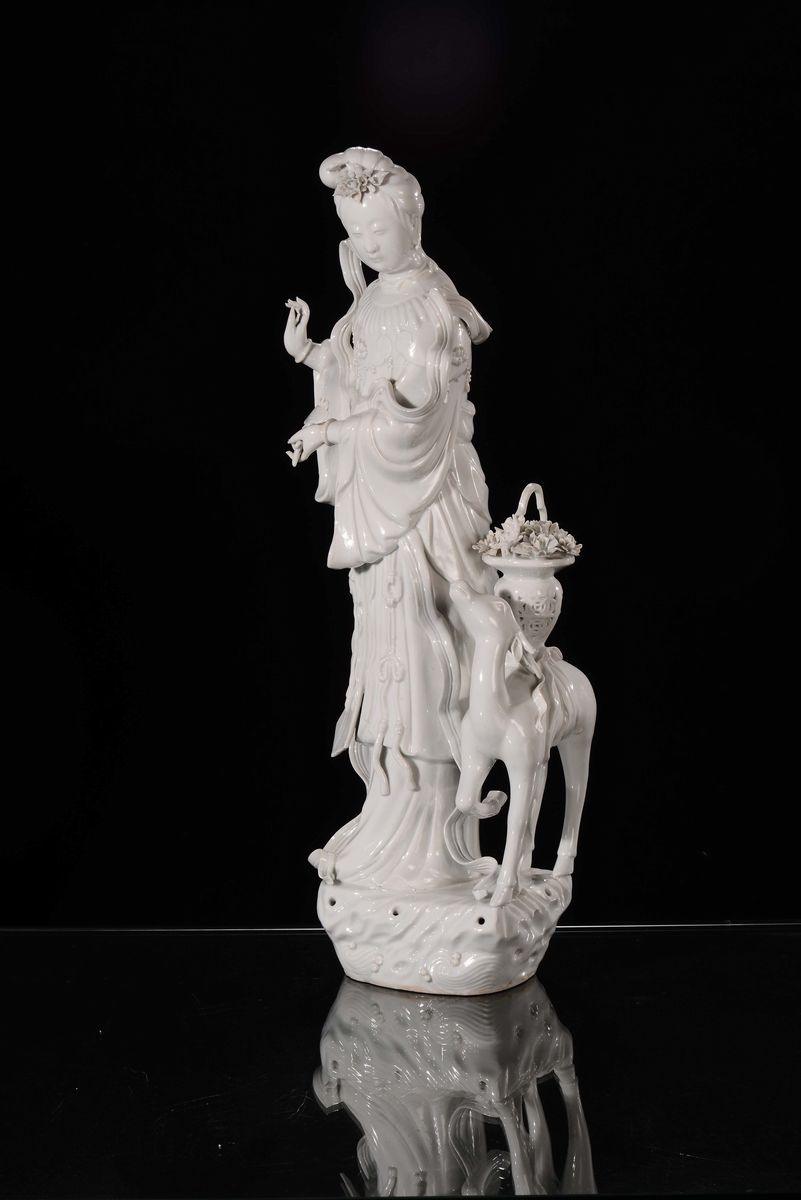 Coppia di Guanyin con Cerbiatto in Porcellana Blanc De Chine, Cina, Repubblica, Inizio del XX Sec...