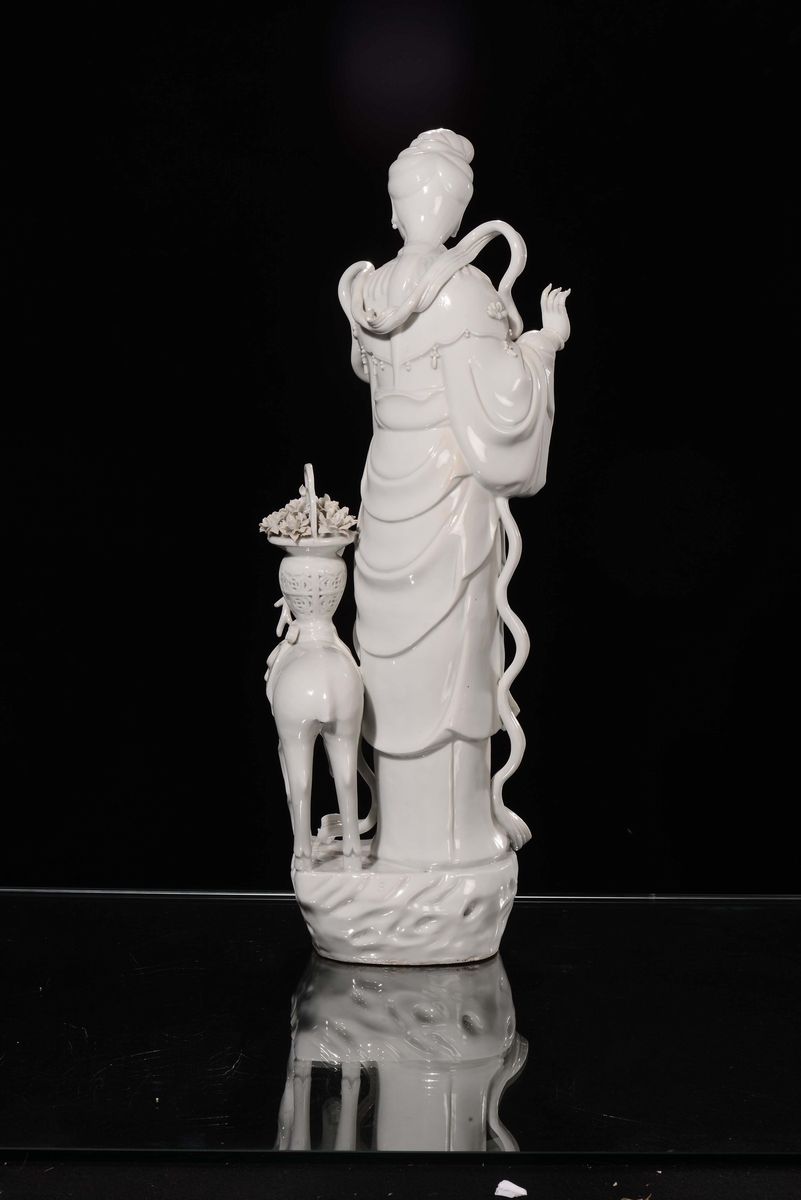 Coppia di Guanyin con Cerbiatto in Porcellana Blanc De Chine, Cina, Repubblica, Inizio del XX Sec...