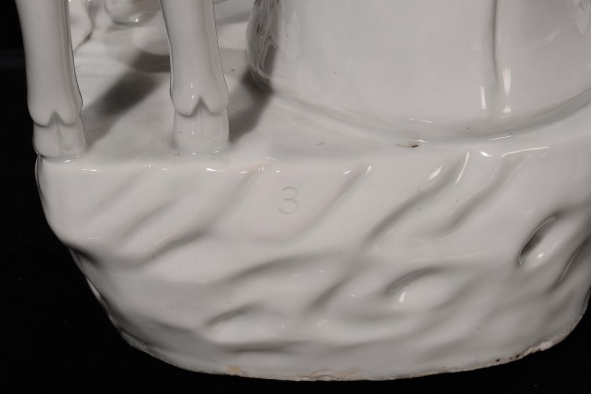 Coppia di Guanyin con Cerbiatto in Porcellana Blanc De Chine, Cina, Repubblica, Inizio del XX Sec...