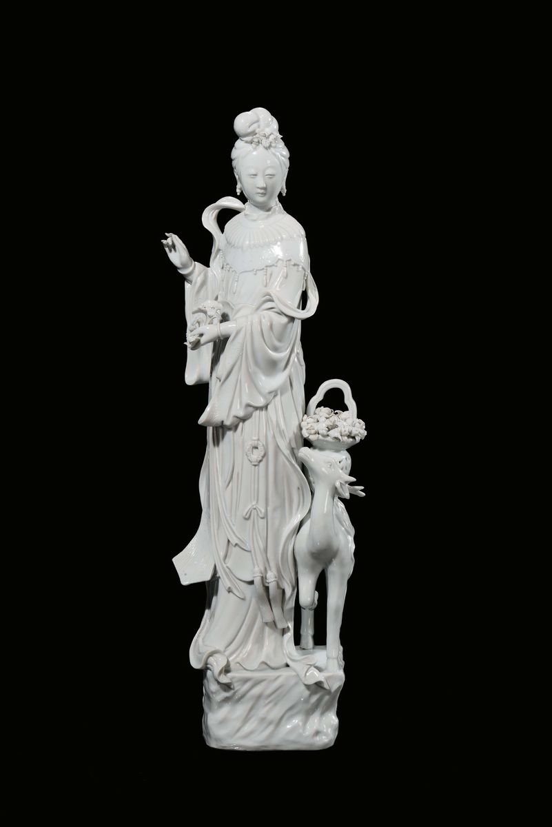 Coppia di Guanyin con Cerbiatto in Porcellana Blanc De Chine, Cina, Repubblica, Inizio del XX Sec...