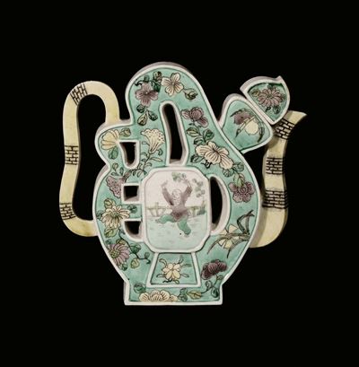Teiera a Forma di Ideogramma in Porcellana Famiglia Verde con Decoro Floreale e Figure, Cina, Din...