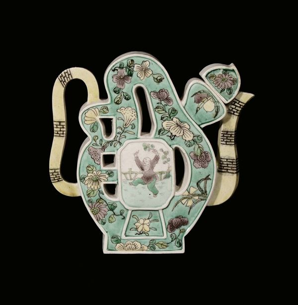 Teiera a forma di ideogramma in porcellana Famiglia verde con decoro floreale e figure, Cina, Dinastia Qing, XIX secolo