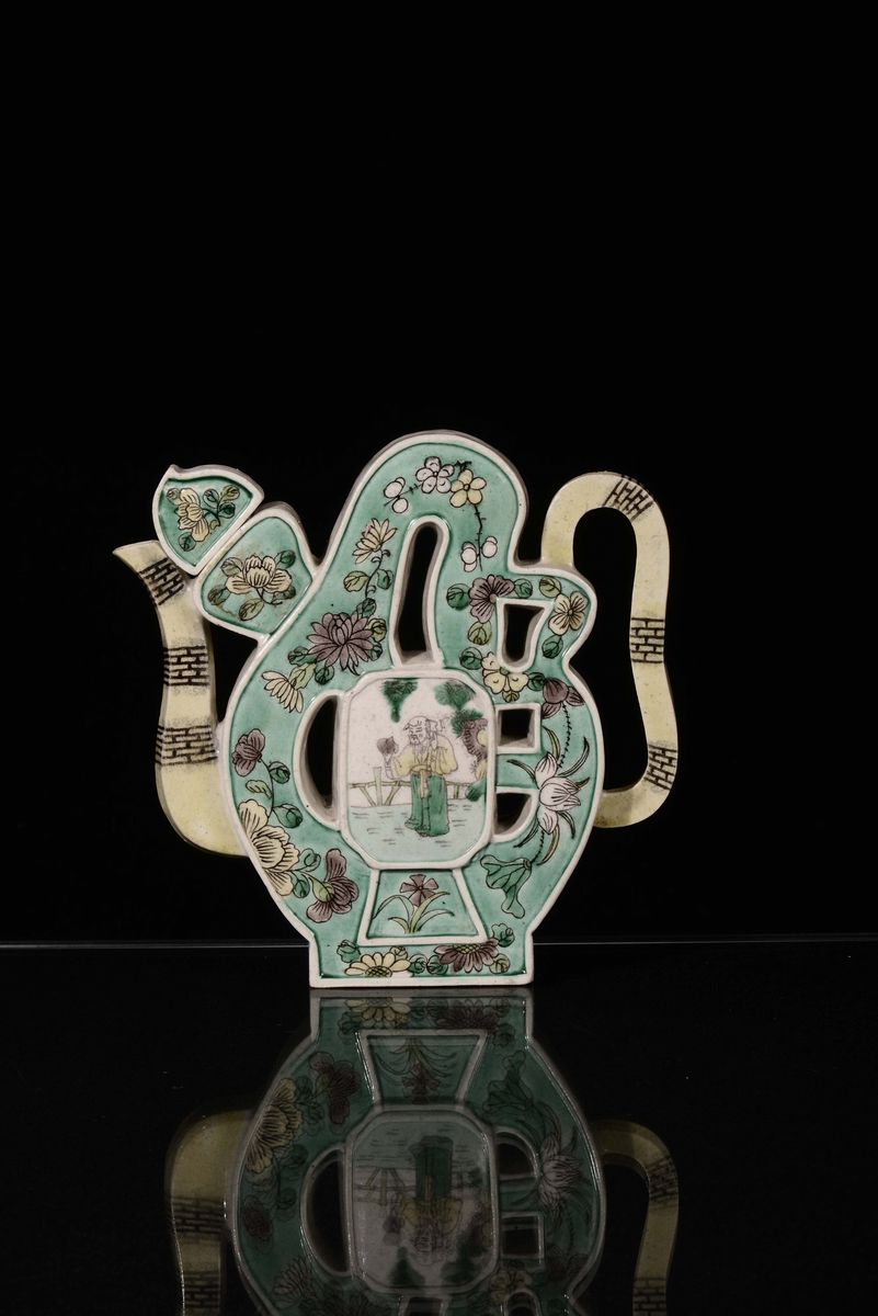 Teiera a Forma di Ideogramma in Porcellana Famiglia Verde con Decoro Floreale e Figure, Cina, Din...
