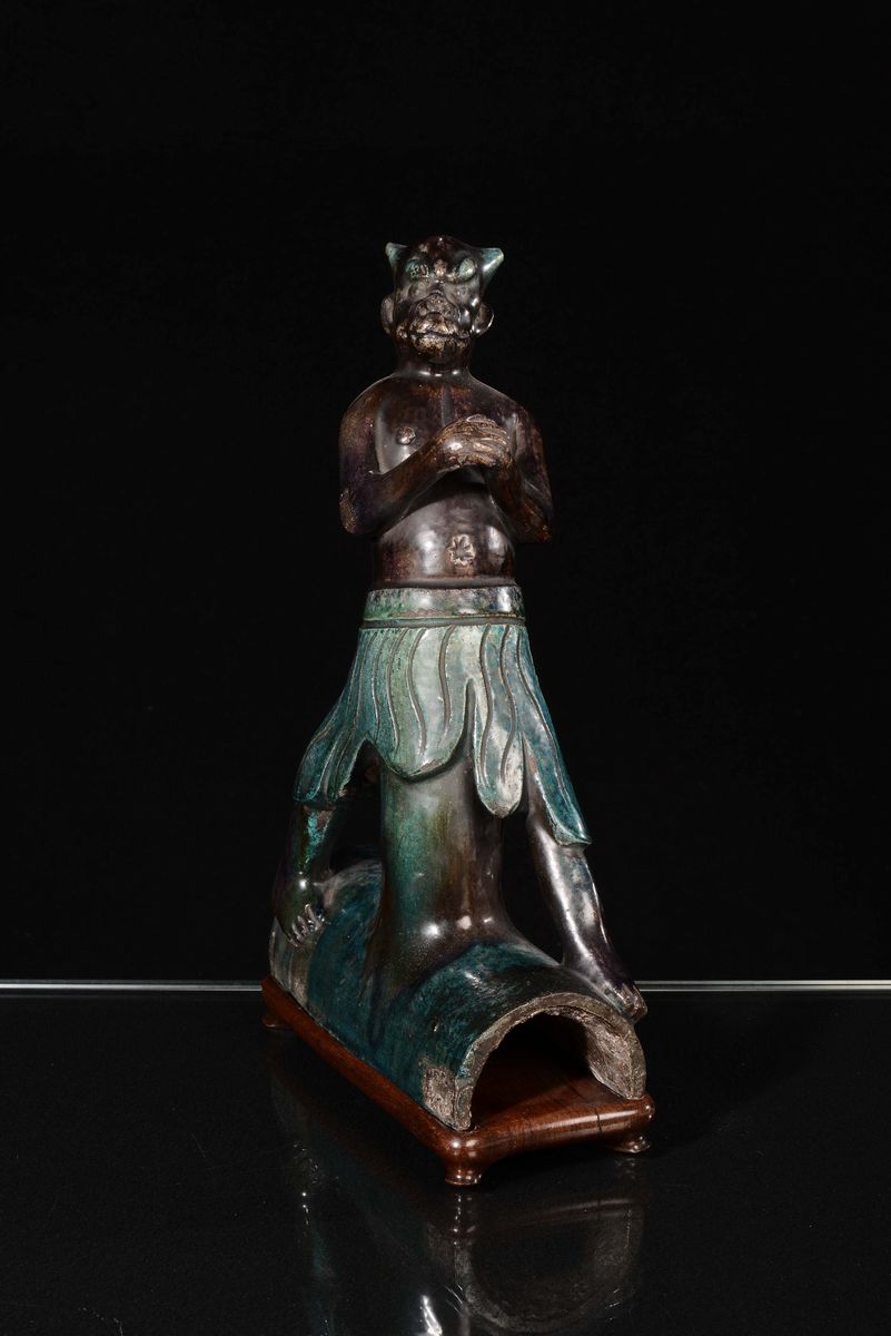 Rara Tegola in Gres Smaltata Turchese e Bruni con Raffigurazione di Divinità, Cina, Dinastia Ming...