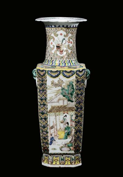Vaso in Porcellana Policroma Famiglia Verde con Decoro Stilizzato Entro Riserve Raffiguranti Scen...