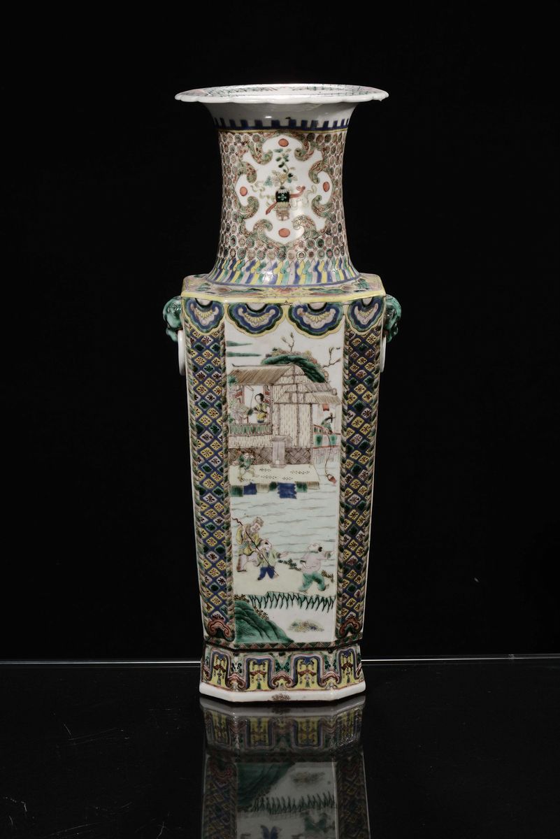 Vaso in Porcellana Policroma Famiglia Verde con Decoro Stilizzato Entro Riserve Raffiguranti Scen...