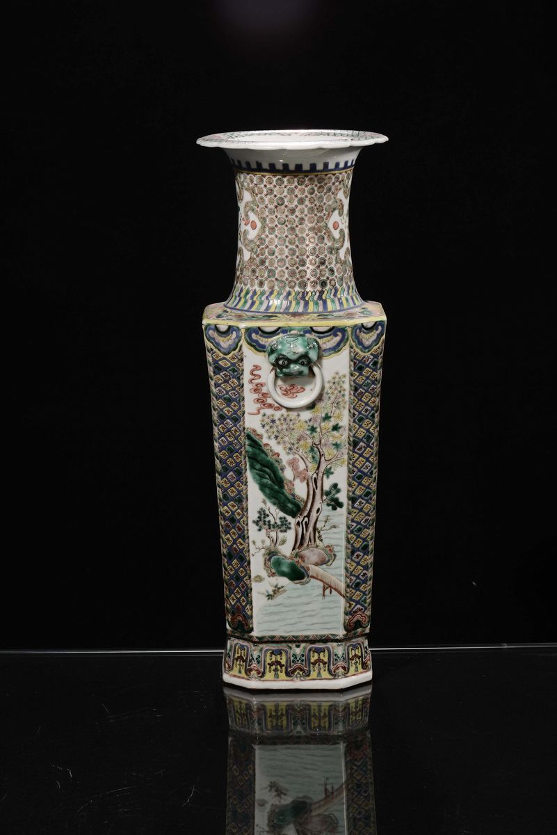 Vaso in Porcellana Policroma Famiglia Verde con Decoro Stilizzato Entro Riserve Raffiguranti Scen...