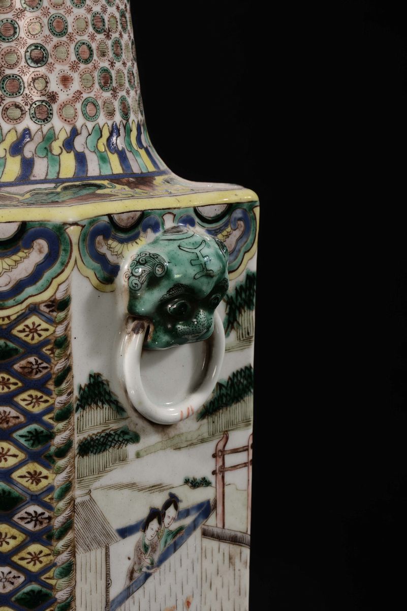 Vaso in Porcellana Policroma Famiglia Verde con Decoro Stilizzato Entro Riserve Raffiguranti Scen...