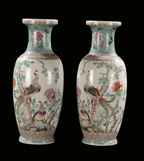 Coppia di vasi in porcellana policroma decorato con animali e fiori, Cina, Repubblica, XX secolo