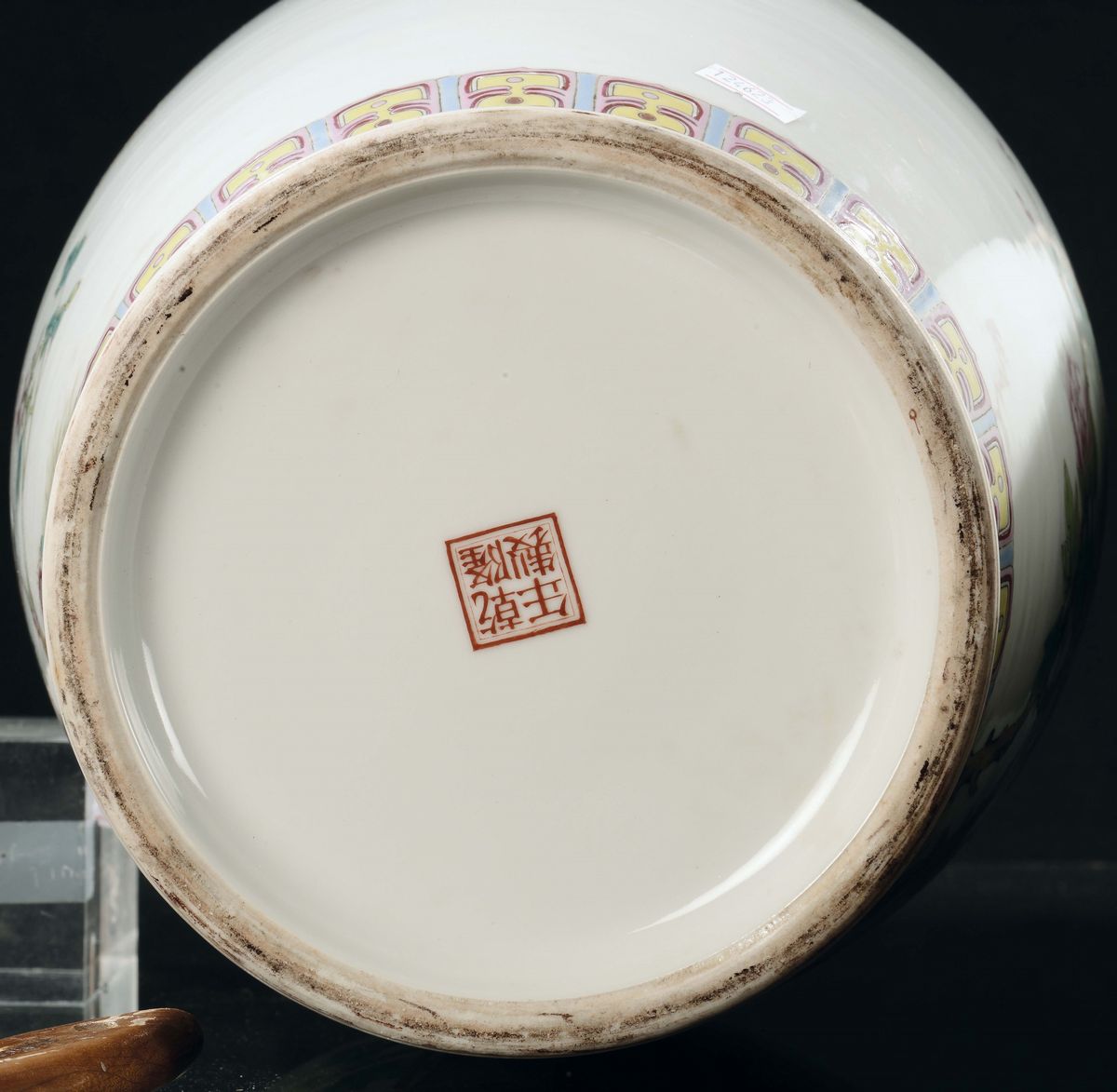 Coppia di Vasi in Porcellana Policroma Decorato con Animali e Fiori, Cina, Repubblica, XX Secolo