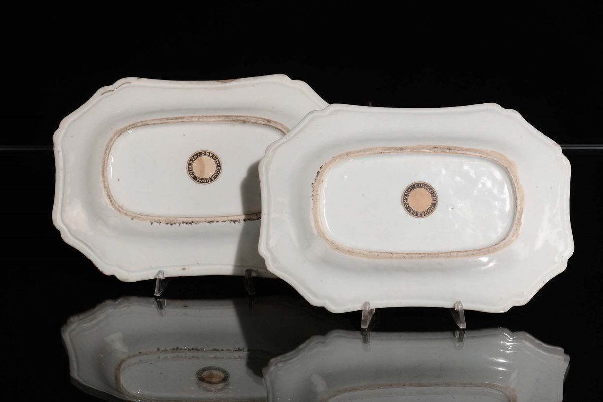 Coppia di Piattini in Porcellana Policroma Famiglia Rosa Decorato con Scene di Paesaggio Oriental...