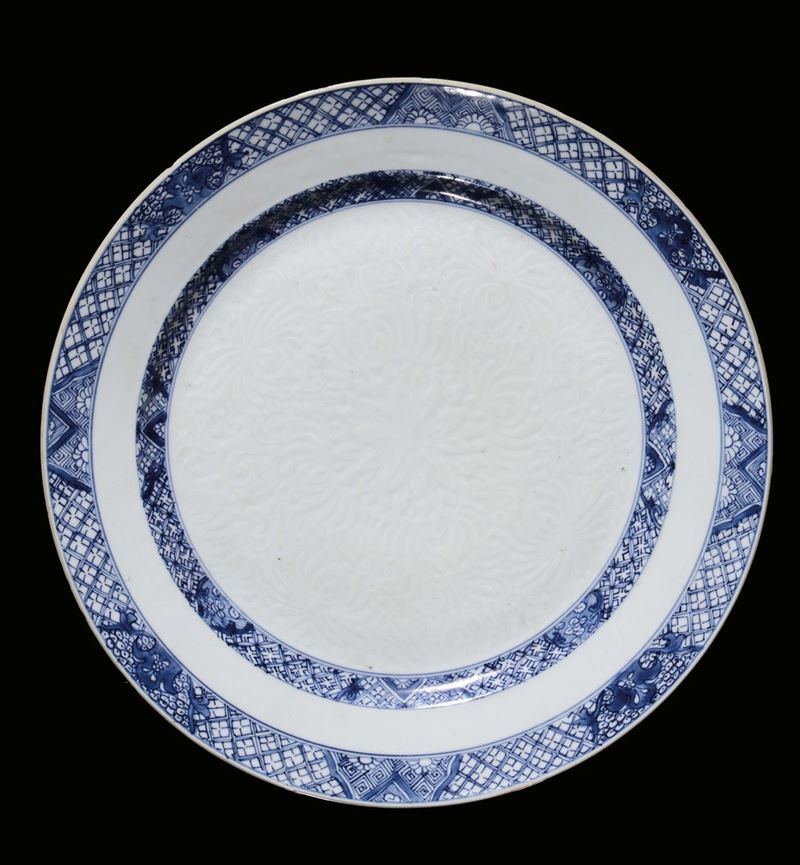 Piatto in porcellana bianca e blu con decoro stilizzato, Cina Dinastia Qing, periodo Qianlong, XIX secolo  - Asta Fine Chinese Works of Art - II - Cambi Casa d'Aste