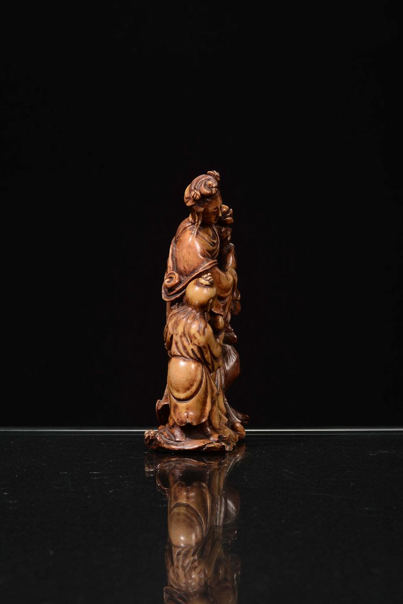 Gruppo in Pietra Saponaria Raffigurante Guanyin con Bambino e Animale, Cina, Repubblica, XX Secol...