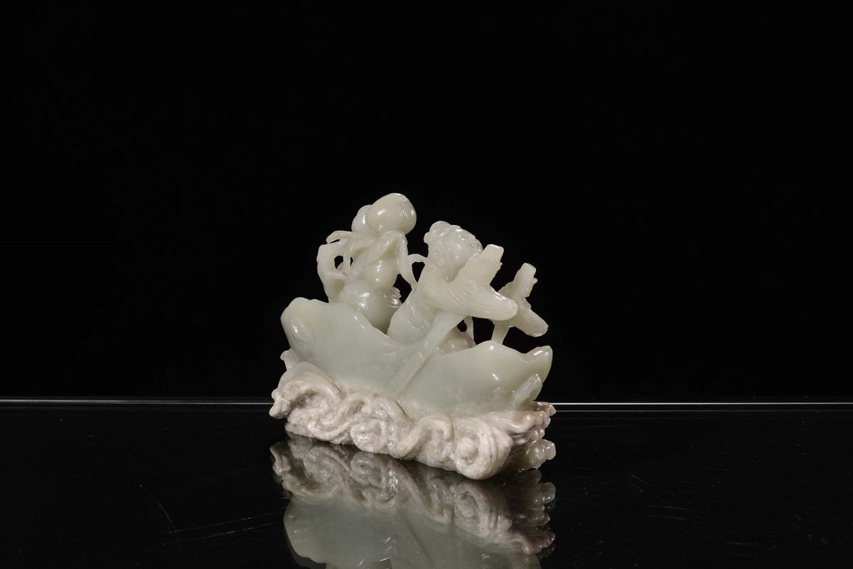 Gruppo in Giada Celadon con Figura su Barca, Cina, XX Secolo