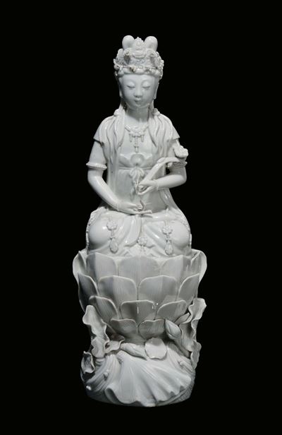 Coppia di Guanyin Sedute in Porcellana Blanc De Chine, Cina, Dinastia Qing, Fine XIX Secolo