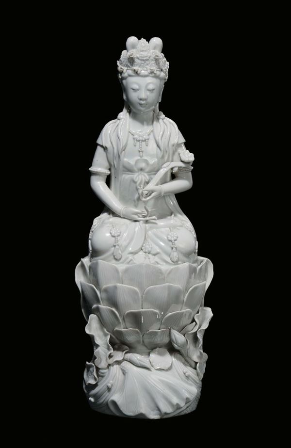 Coppia di Guanyin sedute in porcellana Blanc de Chine, Cina, Dinastia Qing, fine XIX secolo