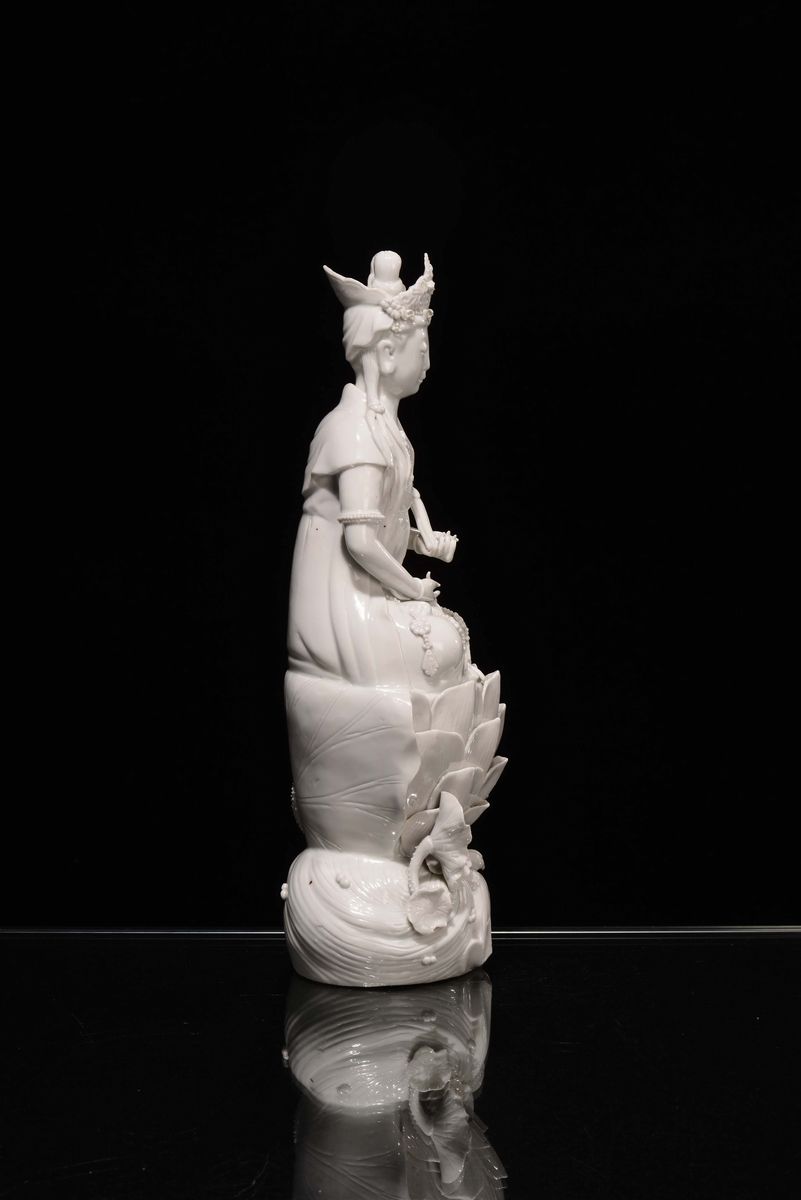 Coppia di Guanyin Sedute in Porcellana Blanc De Chine, Cina, Dinastia Qing, Fine XIX Secolo