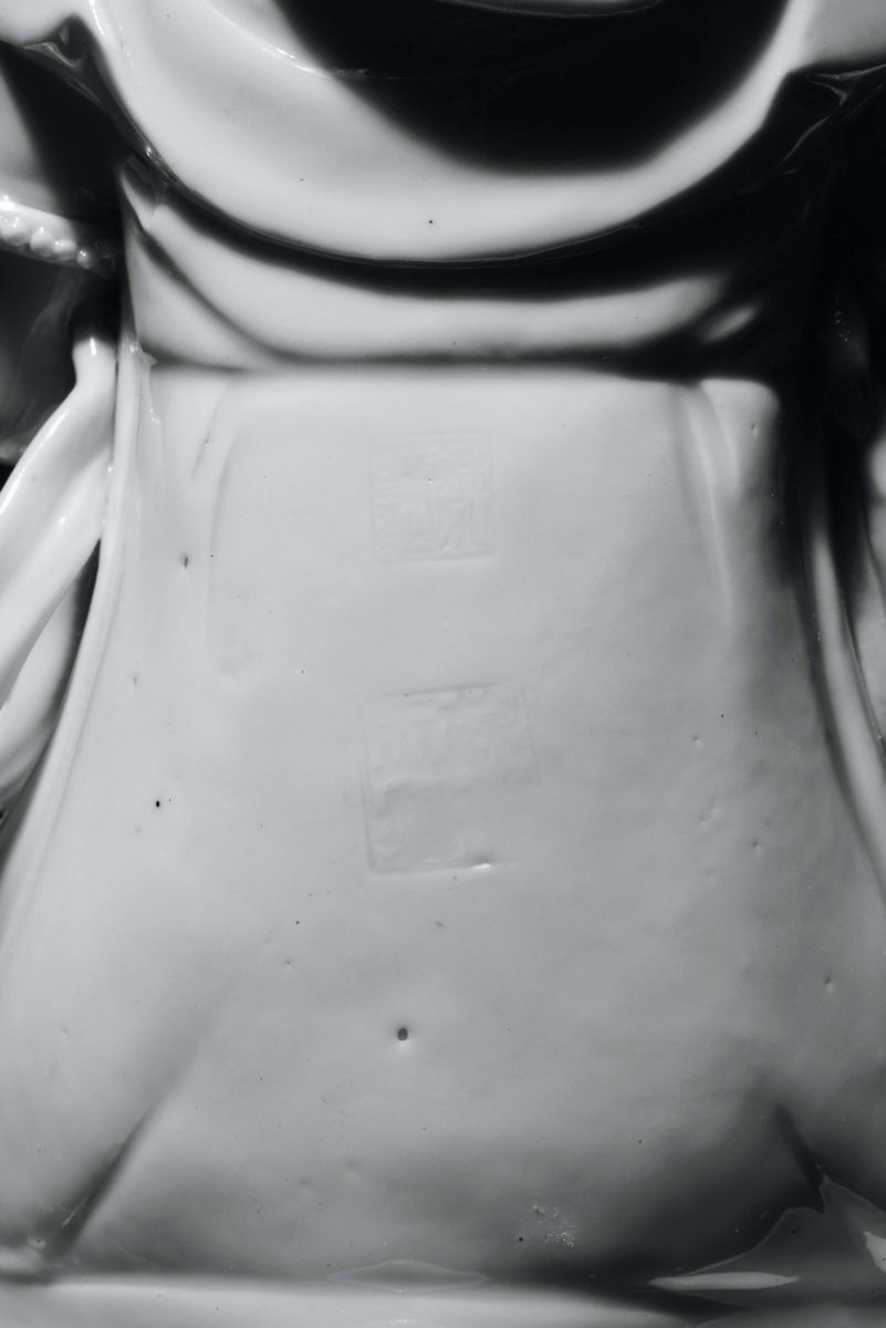 Coppia di Guanyin Sedute in Porcellana Blanc De Chine, Cina, Dinastia Qing, Fine XIX Secolo
