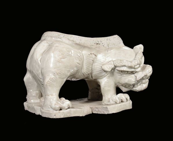 Figura di cane di Pho in porcellana, parte centrale di un cuscino, Cina, dinastia Song del sud-jin (1115-1234)