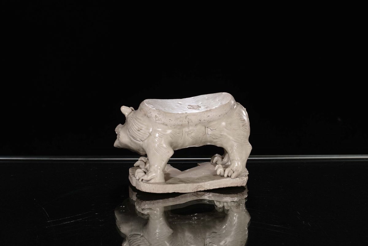 Figura di Cane di Pho in Porcellana, Parte Centrale di un Cuscino, Cina, Dinastia Song del Sud-ji...