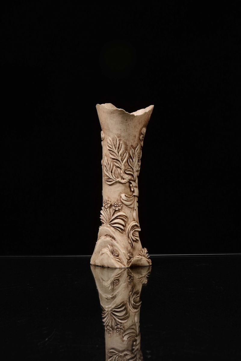 Corno Scolpito con Figura di Guanyin, Cina