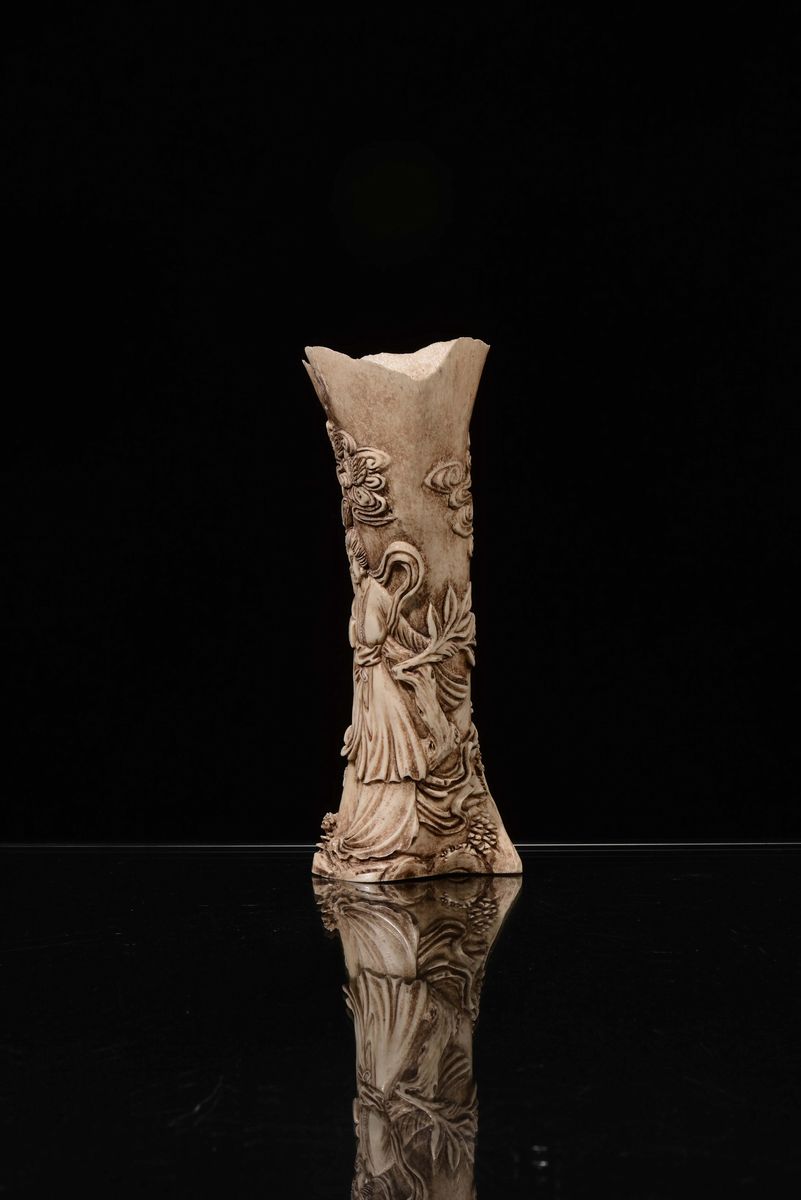 Corno Scolpito con Figura di Guanyin, Cina
