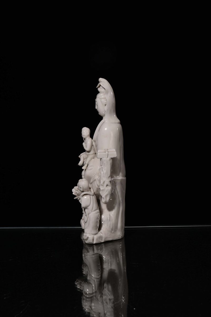 Figura di Maternità in Porcellana Blanc De Chine, Dehua, Cina, Fine XVII Secolo
