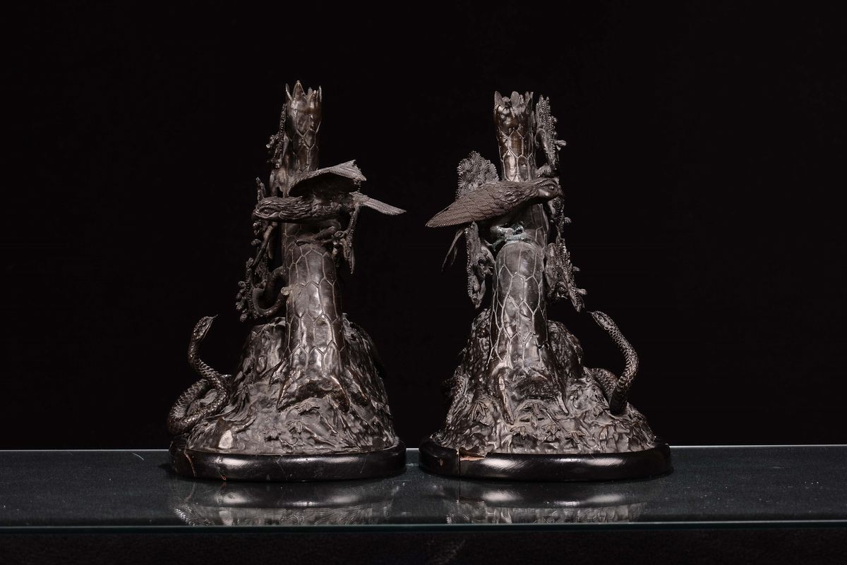 Due Candelabri Zoomorfi in Bronzo a Patina Scura, Giappone, XIX Secolo