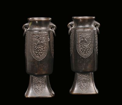 Coppia di Vasi Cilindrici in Bronzo Inciso a Patina Scura, Cina, Dinastia Qing, XVIII Secolo