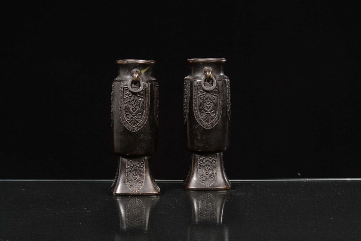 Coppia di Vasi Cilindrici in Bronzo Inciso a Patina Scura, Cina, Dinastia Qing, XVIII Secolo